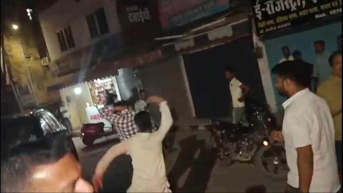 सिंधिया समर्थकों में चले लात घूसे, थाना बना छावनी, घंटों चला हाई वोल्टेज ड्रामा